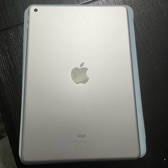 Apple | ipad 8th Generation like new - Picture 2 of 5